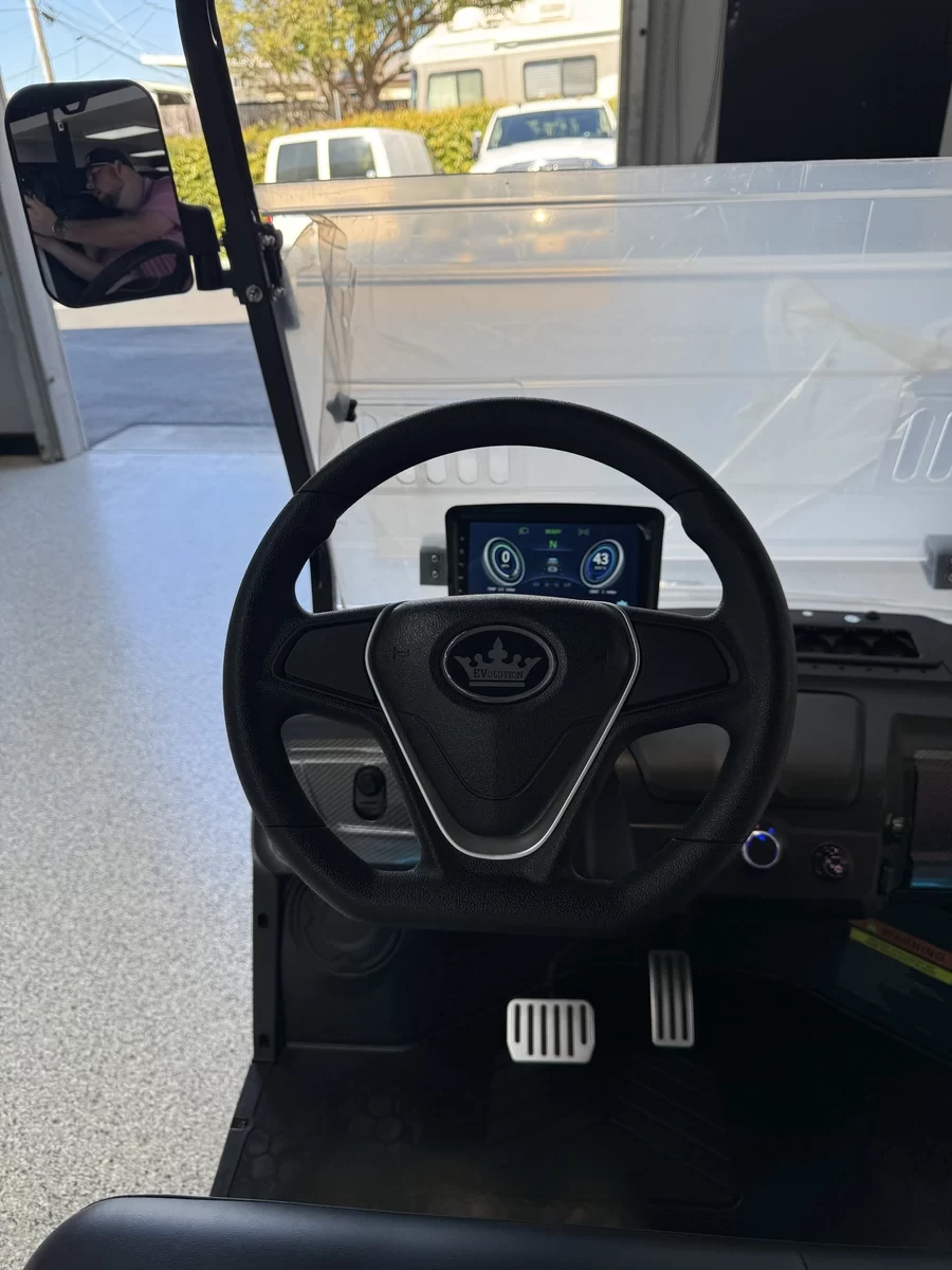 2026 Evolution D5 Maverick 4+2 Plus — Mineral White steering wheel