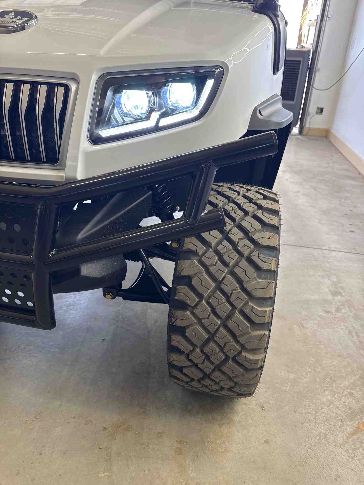 New 2027 Evolution D5 Maverick 4 Plus in Pearl White — photo 4 of 8