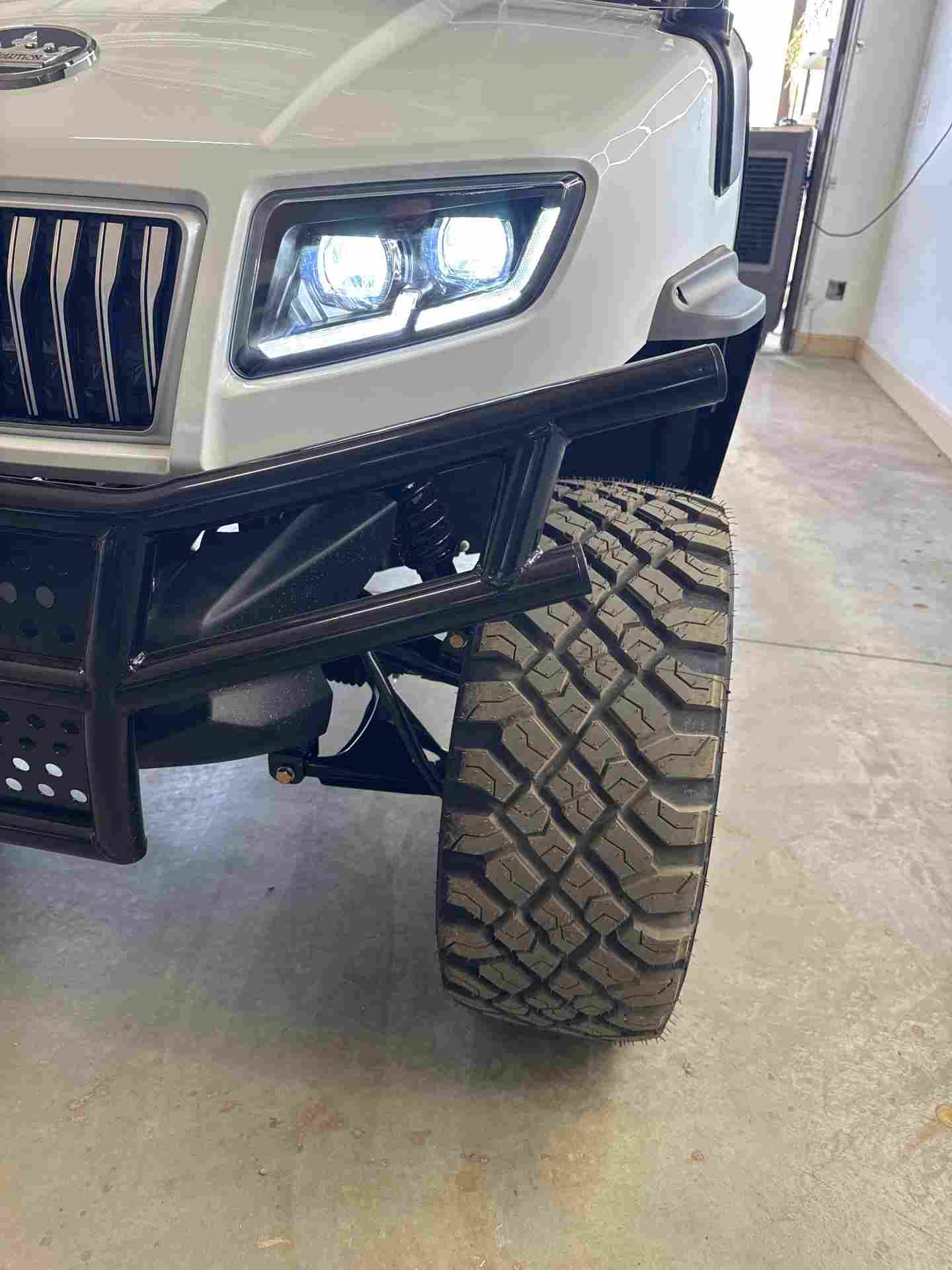 New 2027 Evolution D5 Maverick 4 Plus in Pearl White — photo 4 of 8