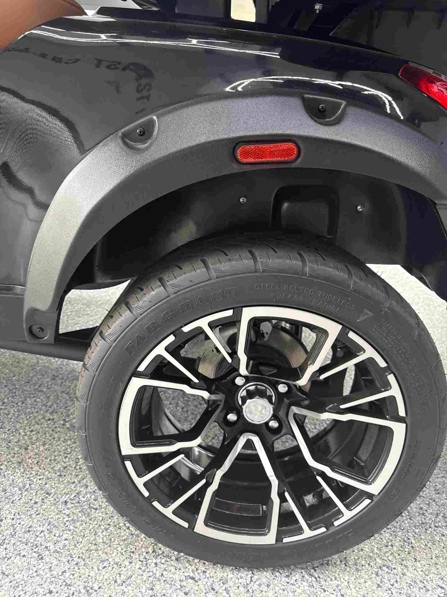 New 2026 Solana F 6P in Black — photo 12 of 12