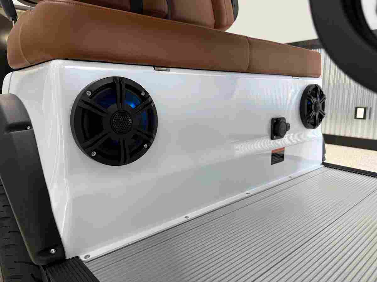 20261008_130551912_4 New 2026 Solana XA 4P in White — photo 4 of 8