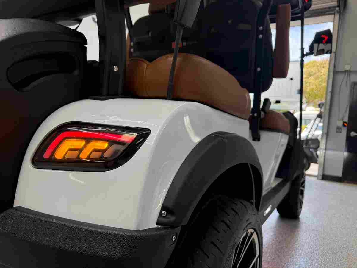 20261008_130551912_5 New 2026 Solana XA 4P in White — photo 5 of 8