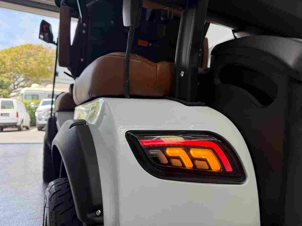 20261008_130551912_6 New 2026 Solana XA 4P in White — photo 6 of 8