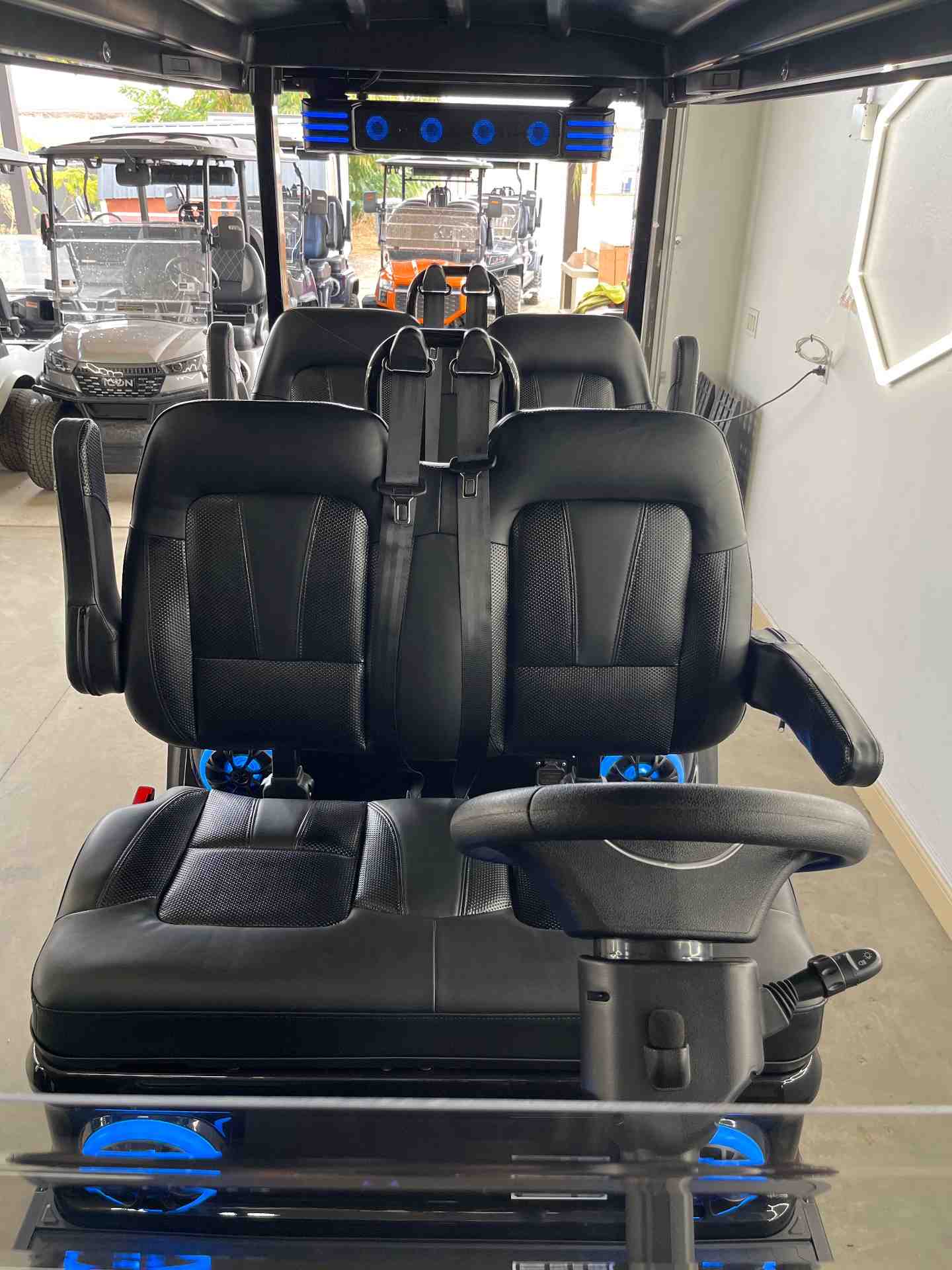 20261023_143045640_1 New 2027 Evolution D5 Maverick 4 Plus in Black Sapphire — photo 5 of 8