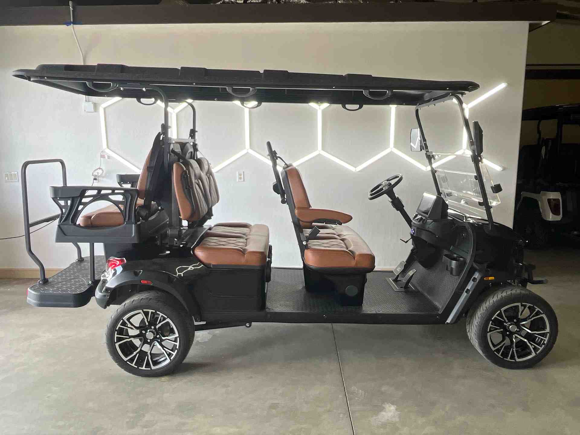New 2026 Solana F 6P in Black — photo 1 of 9